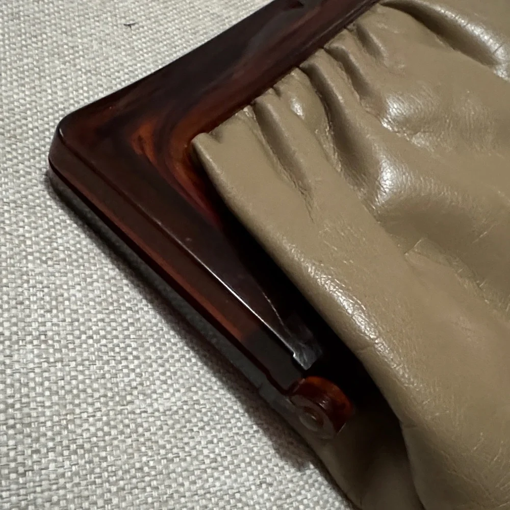 Gorgeous Vintage Clutch-Faux Leather-Lucite Trim in Brown-Gold Tone Metal Close - Picture 4 of 16
